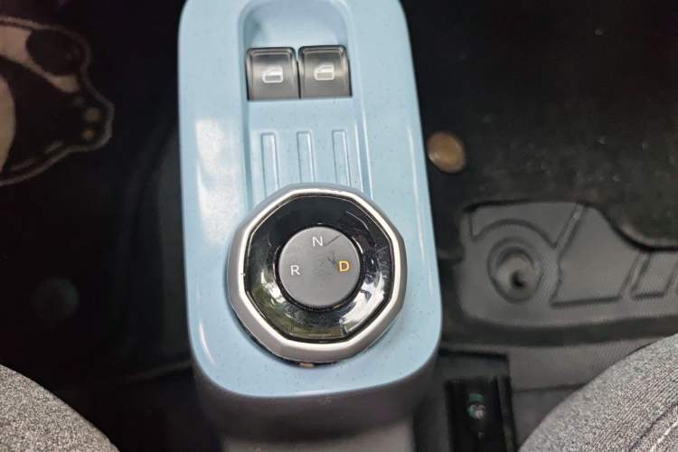 Used Geely Galaxy Panda 2023 Panda Mini 200km Endurance Bear Gear Lever