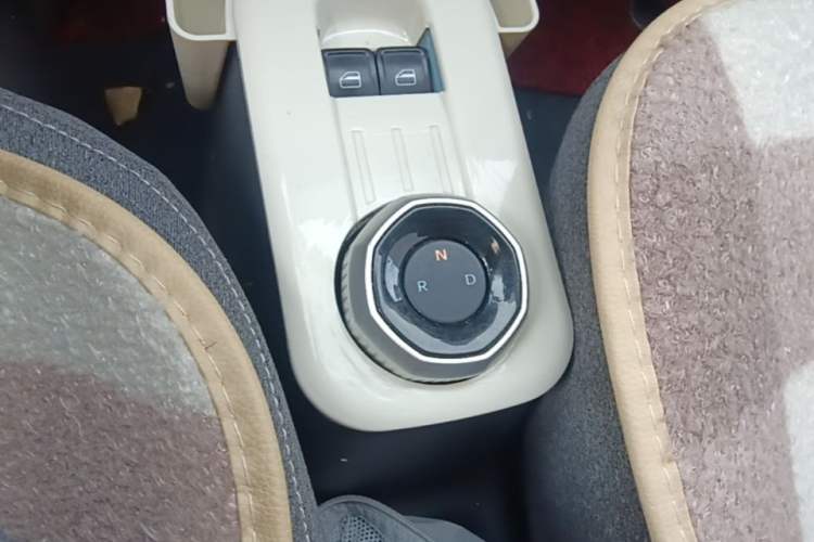 Used Geely Galaxy Panda 2023 Panda Mini 200km Endurance Bear Gear Lever