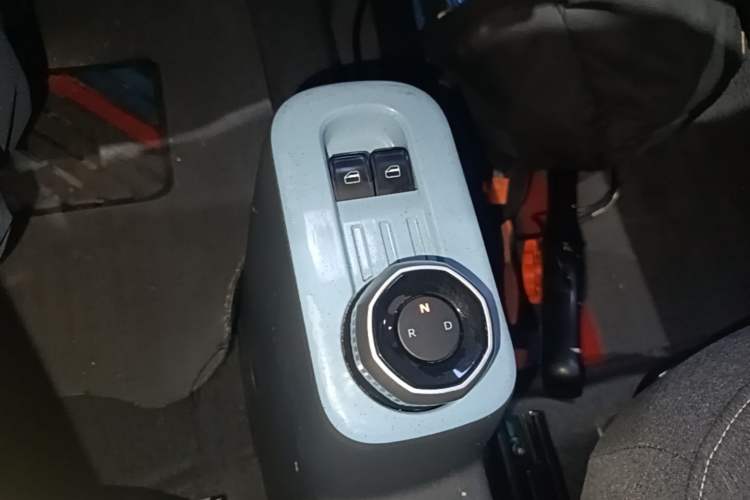 Used Geely Galaxy Panda 2023 Panda Mini 200km Endurance Bear Gear Lever