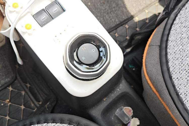 Used Geely Galaxy Panda 2023 Panda Mini 200km Endurance Bear Gear Lever