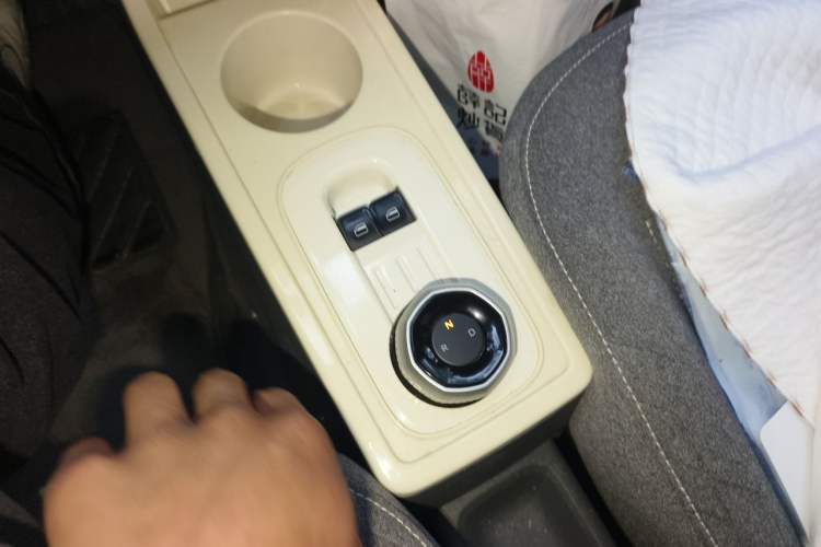 Used Geely Galaxy Panda 2023 Panda Mini 200km Endurance Bear Gear Lever