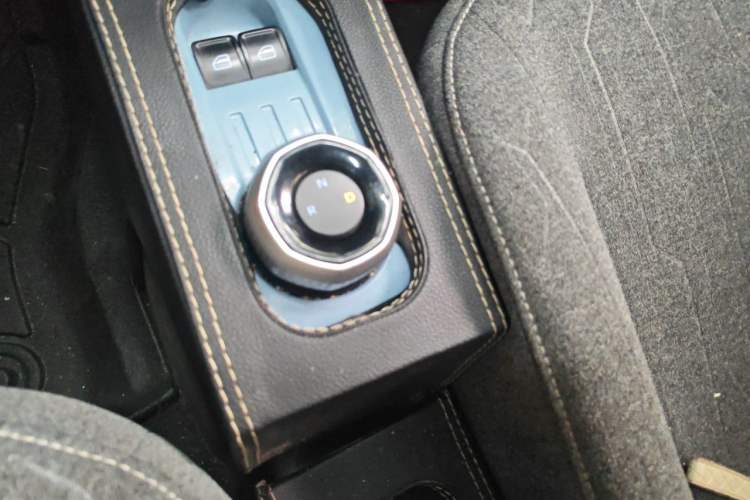Used Geely Galaxy Panda 2023 Panda Mini 200km Endurance Bear Gear Lever