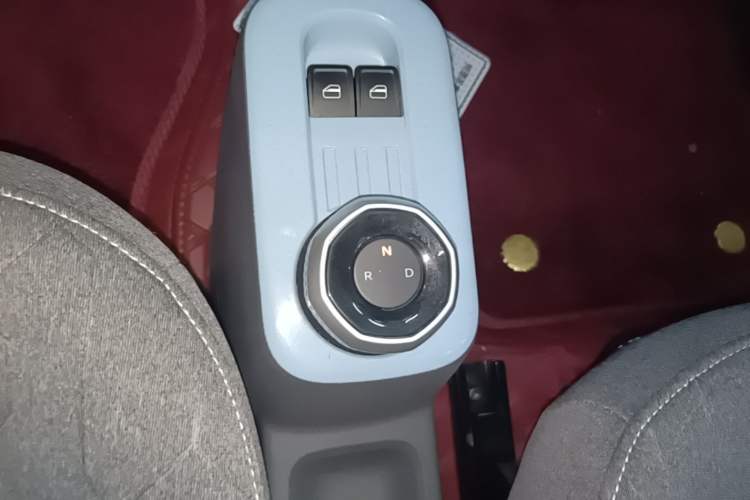 Used Geely Galaxy Panda 2023 Panda Mini 200km Endurance Bear Gear Lever