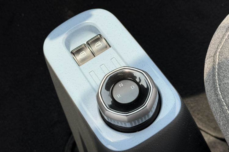Used Geely Galaxy Panda 2023 Panda Mini 200km Endurance Bear Gear Lever