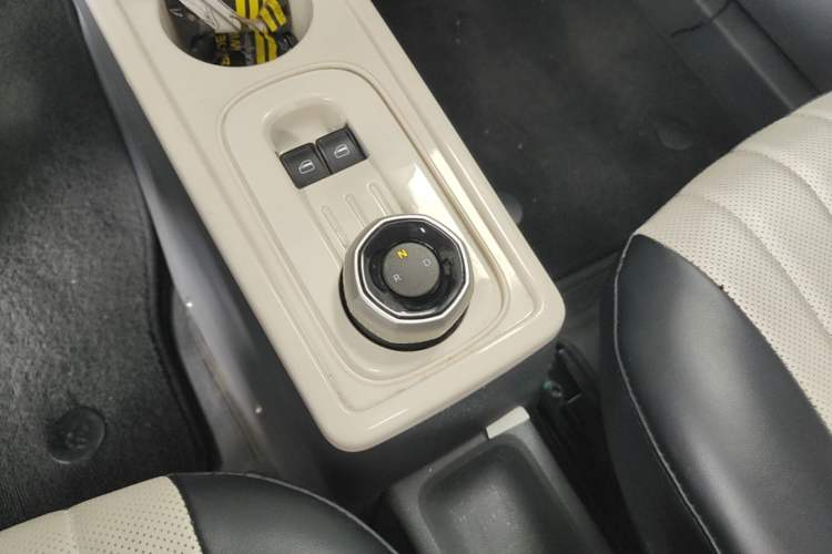 Used Geely Galaxy Panda 2023 Panda Mini 200km Endurance Bear Gear Lever