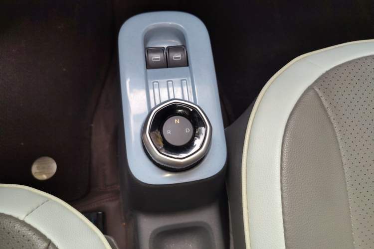 Used Geely Galaxy Panda 2023 Panda Mini 200km Endurance Bear Gear Lever