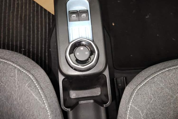 Used Geely Galaxy Panda 2023 Panda Mini 200km Endurance Bear Gear Lever