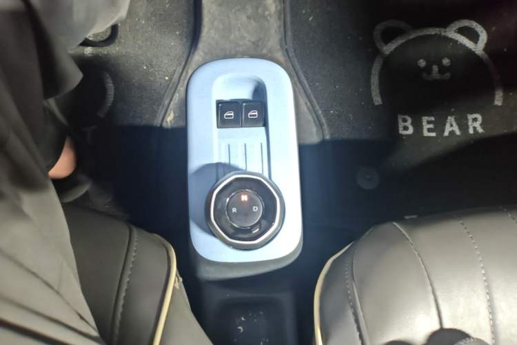 Used Geely Galaxy Panda 2023 Panda Mini 200km Endurance Bear Gear Lever