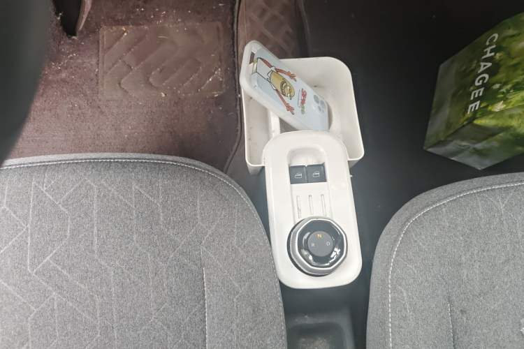 Used Geely Galaxy Panda 2023 Panda Mini 200km Endurance Bear Gear Lever