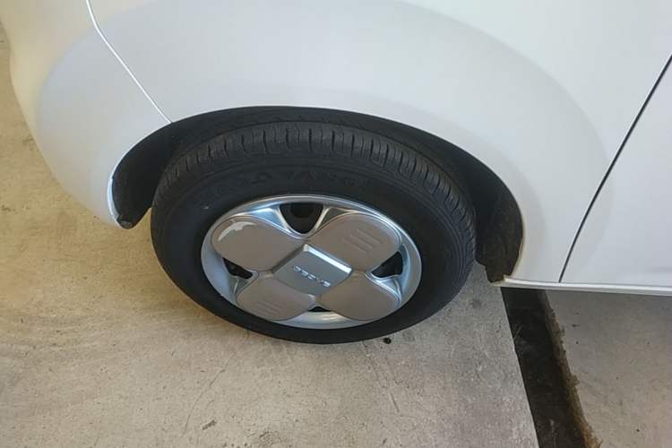 Used Geely Galaxy Panda 2023 Panda Mini 200km Endurance Bear Left Front Wheel Hub