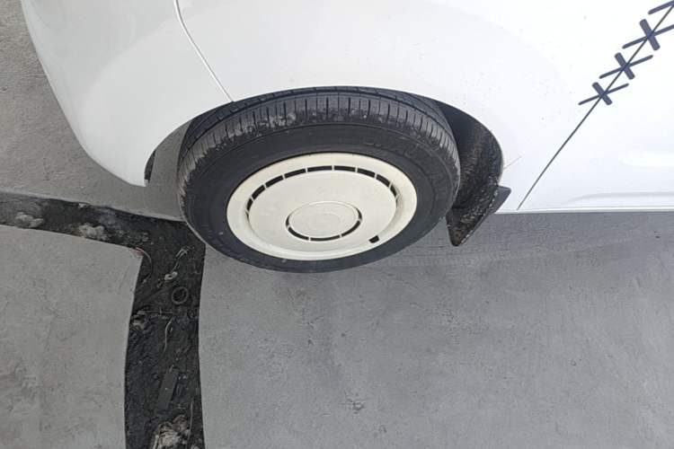 Used Geely Galaxy Panda 2023 Panda Mini 200km Endurance Bear Left Front Wheel Hub