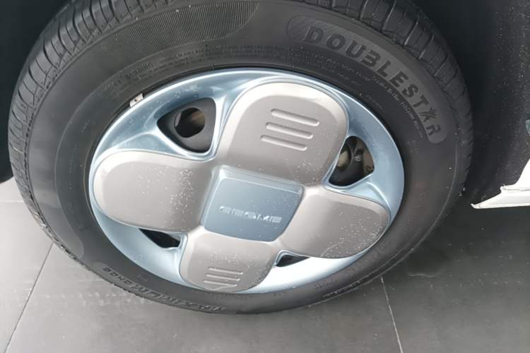 Used Geely Galaxy Panda 2023 Panda Mini 200km Endurance Bear Left Front Wheel Hub