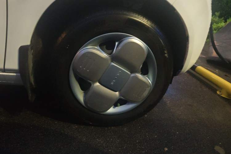 Used Geely Galaxy Panda 2023 Panda Mini 200km Endurance Bear Right Front Wheel Hub