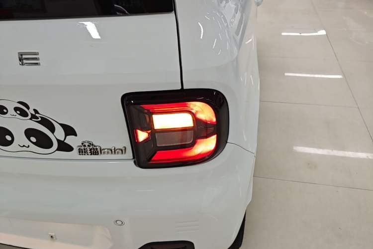 Used Geely Galaxy Panda 2023 Panda Mini 200km Endurance Bear Right Rear Taillight