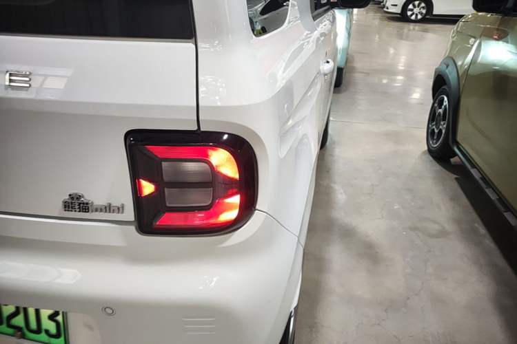 Used Geely Galaxy Panda 2023 Panda Mini 200km Endurance Bear Right Rear Taillight