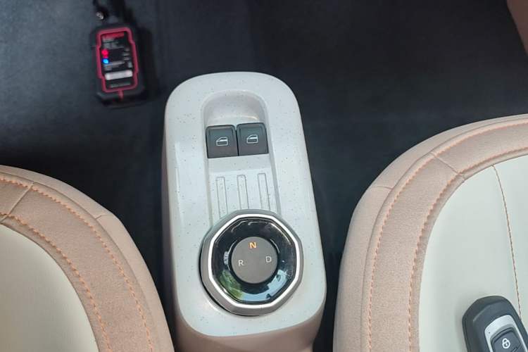 Used Geely Galaxy Panda 2023 Panda Mini 200km Endurance Bear Gear Lever