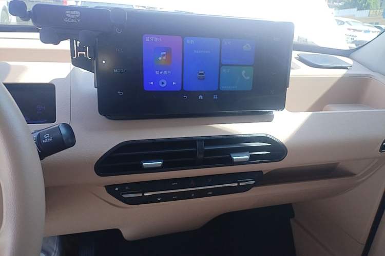 Used Geely Galaxy Panda 2024 Panda Mini 200km Endurance Bear Audio And AC Panel