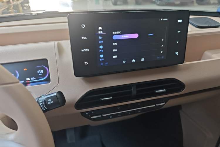 Used Geely Galaxy Panda 2024 Panda Mini 200km Endurance Bear Audio And AC Panel