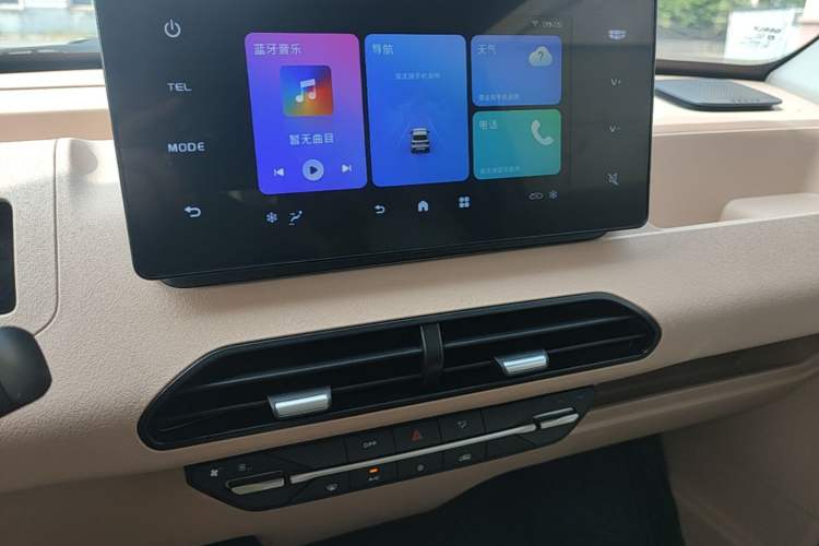 Used Geely Galaxy Panda 2024 Panda Mini 200km Endurance Bear Audio And AC Panel