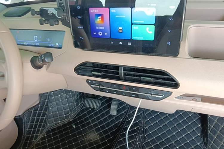 Used Geely Galaxy Panda 2024 Panda Mini 200km Endurance Bear Audio And AC Panel