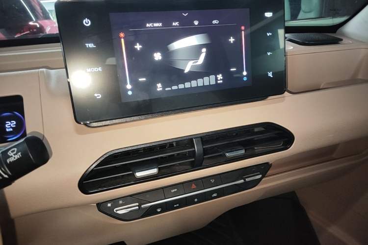 Used Geely Galaxy Panda 2024 Panda Mini 200km Endurance Bear Audio And AC Panel