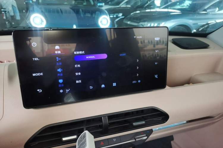 Used Geely Galaxy Panda 2024 Panda Mini 200km Endurance Bear Audio And AC Panel