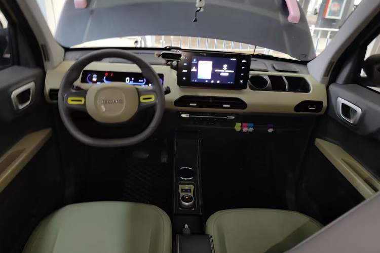Used Geely Galaxy Panda 2024 200km Panda Rider Center Console