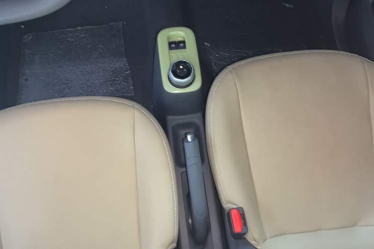 Used Geely Galaxy Panda 2024 Panda Mini 200km Endurance Bear Gear Lever