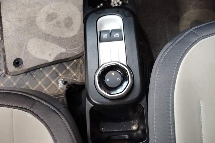 Used Geely Galaxy Panda 2024 Panda Mini 200km Endurance Bear Gear Lever