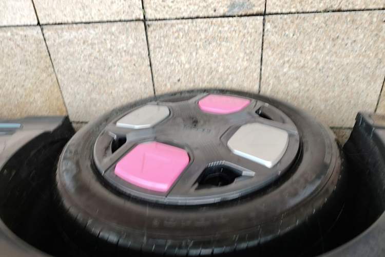 Used Geely Galaxy Panda 2024 Panda Mini 200km Endurance Bear Left Front Wheel Hub