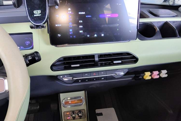 Used Geely Galaxy Panda 2024 Panda Mini 200km Endurance Bear Audio And AC Panel
