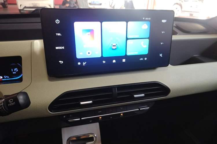 Used Geely Galaxy Panda 2024 Panda Mini 200km Endurance Bear Audio And AC Panel