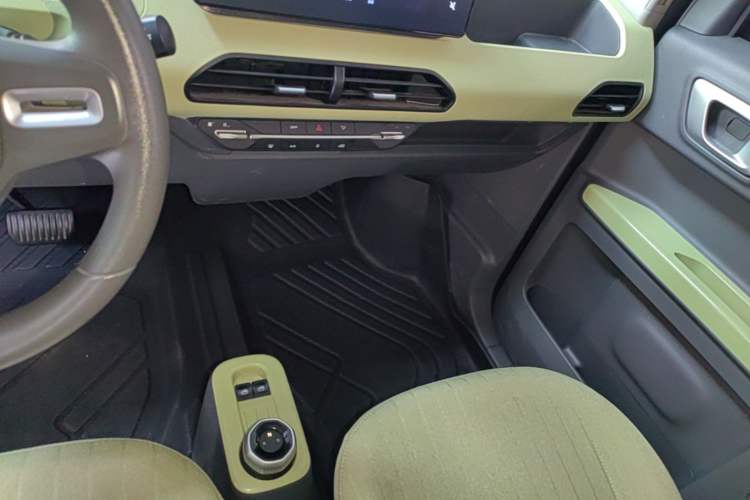 Used Geely Galaxy Panda 2024 Panda Mini 200km Endurance Bear Audio And AC Panel