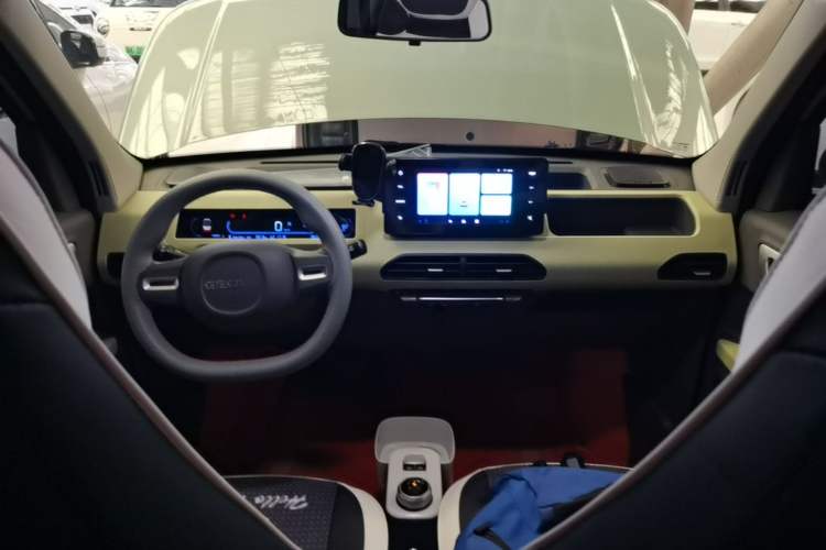 Used Geely Galaxy Panda 2024 Panda Mini 200km Endurance Bear Center Console