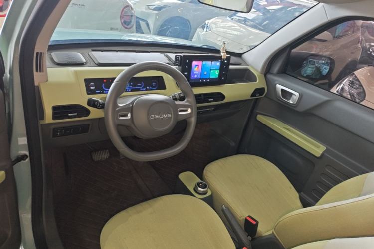 Used Geely Galaxy Panda 2024 Panda Mini 200km Endurance Bear Center Console