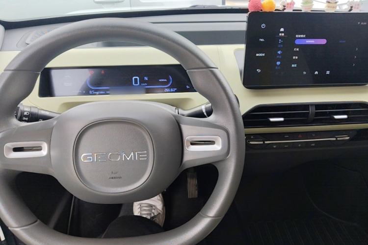 Used Geely Galaxy Panda 2024 Panda Mini 200km Endurance Bear Center Console