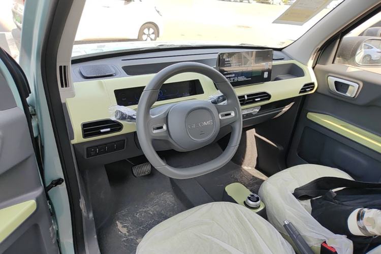 Used Geely Galaxy Panda 2024 Panda Mini 200km Endurance Bear Center Console