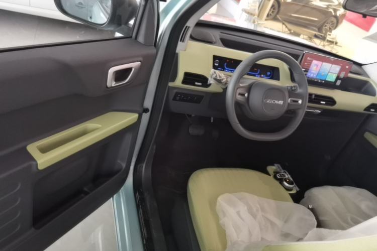 Used Geely Galaxy Panda 2024 Panda Mini 200km Endurance Bear Driver Seat