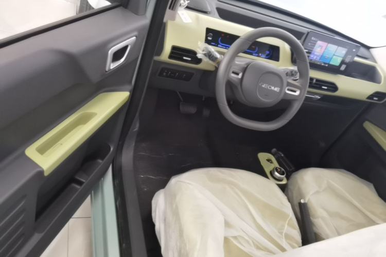 Used Geely Galaxy Panda 2024 Panda Mini 200km Endurance Bear Driver Seat