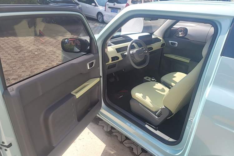 Used Geely Galaxy Panda 2024 Panda Mini 200km Endurance Bear Driver Seat