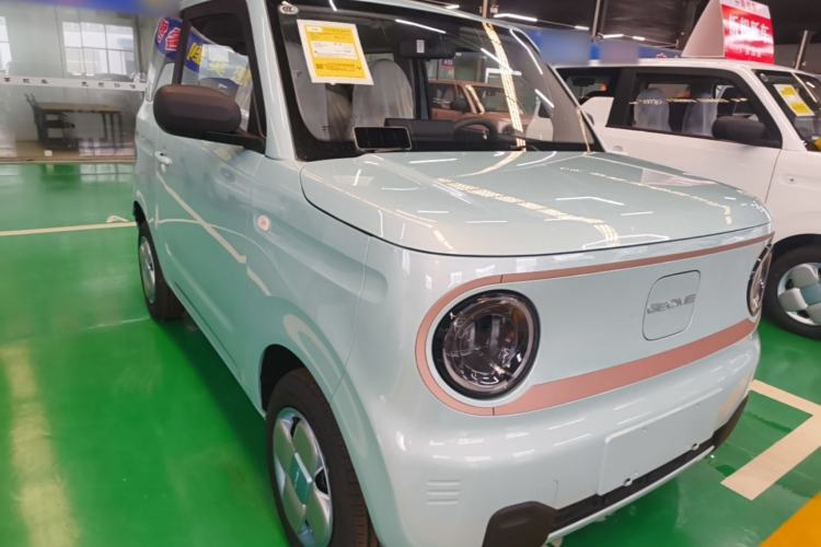 Used Geely Galaxy Panda 2024 Panda Mini 200km Longteng PRO Edition Front Right 45 Deg
