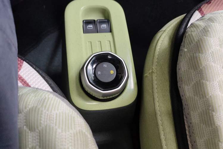 Used Geely Galaxy Panda 2024 Panda Mini 200km Endurance Bear Gear Lever