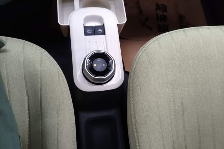 Used Geely Galaxy Panda 2024 Panda Mini 200km Endurance Bear Gear Lever