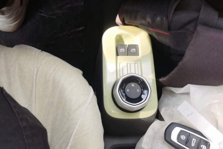 Used Geely Galaxy Panda 2024 Panda Mini 200km Endurance Bear Gear Lever