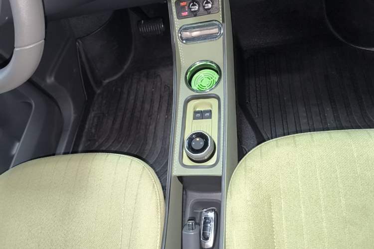 Used Geely Galaxy Panda 2024 Panda Mini 200km Endurance Bear Gear Lever