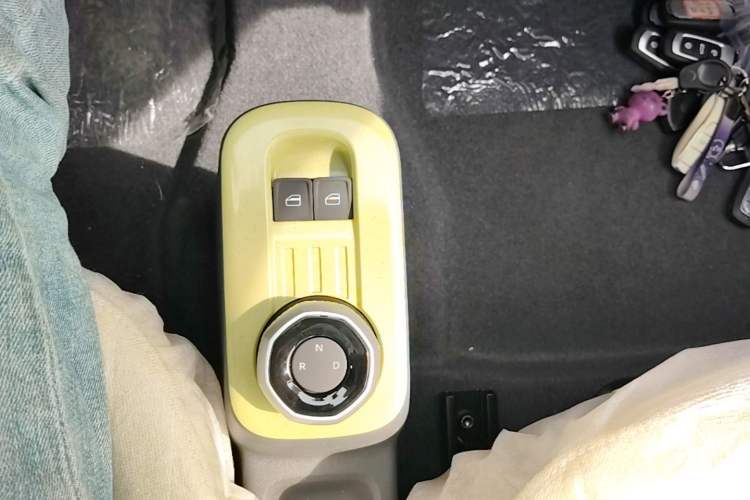 Used Geely Galaxy Panda 2024 Panda Mini 200km Endurance Bear Gear Lever