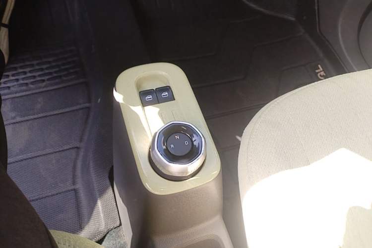 Used Geely Galaxy Panda 2024 Panda Mini 200km Endurance Bear Gear Lever