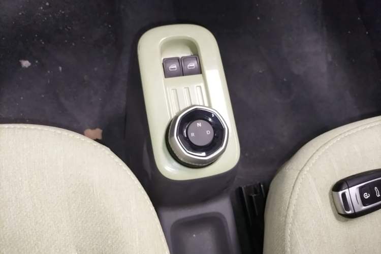 Used Geely Galaxy Panda 2024 Panda Mini 200km Endurance Bear Gear Lever
