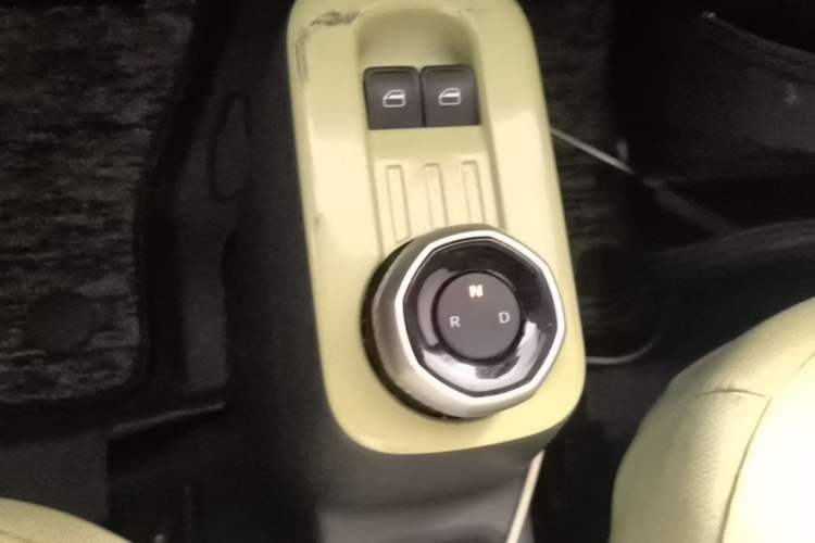 Used Geely Galaxy Panda 2024 Panda Mini 200km Endurance Bear Gear Lever