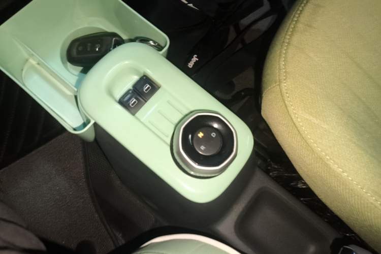 Used Geely Galaxy Panda 2024 Panda Mini 200km Endurance Bear Gear Lever
